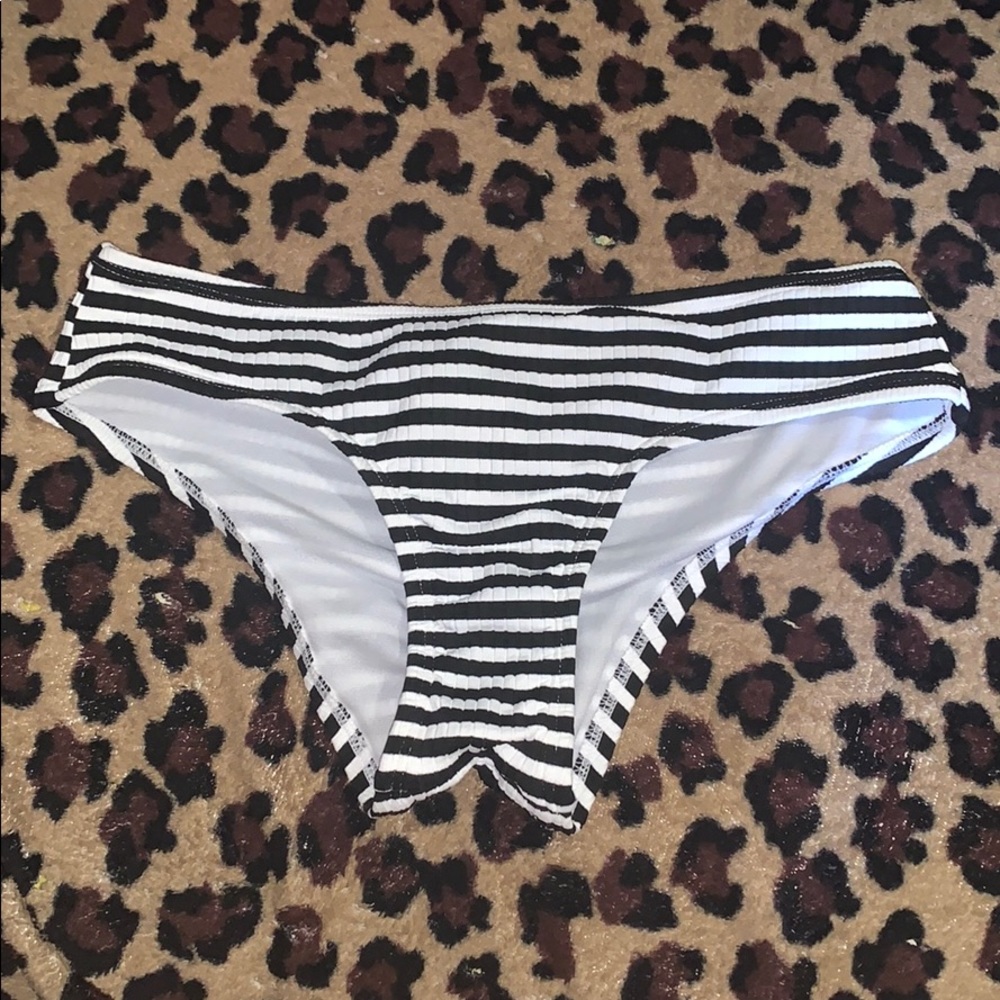 Black and white striped scrunched bikini bottoms